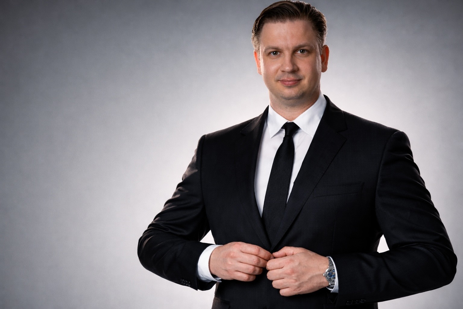 Dajka Gábor marketingszakértő fekete öltönyös portréja