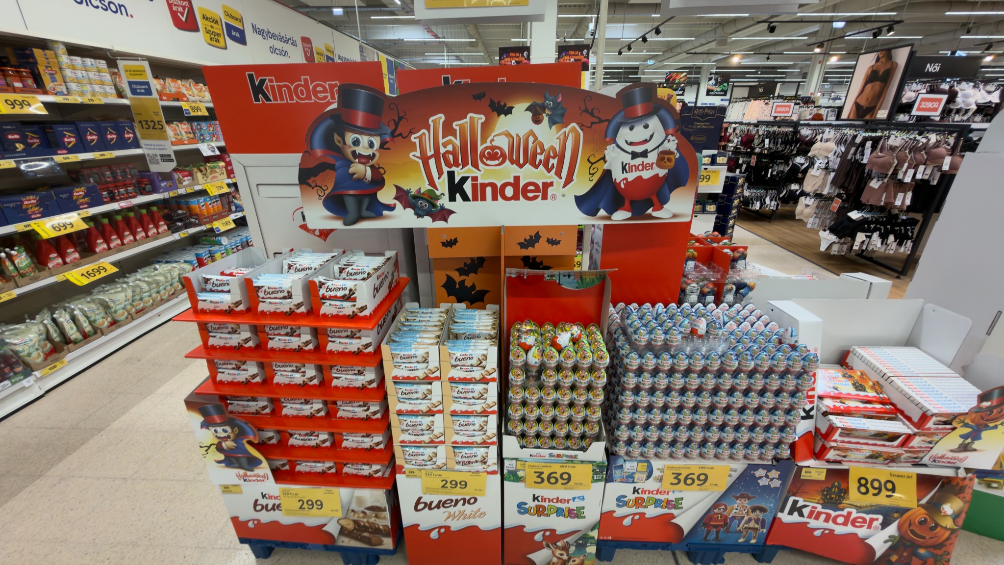 Kinder Halloween-sziget nagy figurás fejlappal, Bueno és Bueno White termékekkel, meglepetéstojásokkal és ünnepi csokoládékkal